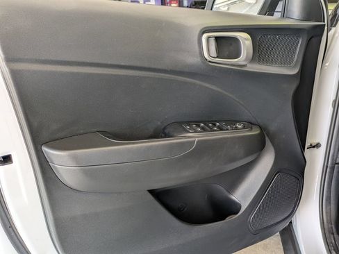 Used 2025 Hyundai Venue SEL FWD image 11