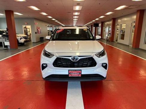 Used 2023 Toyota Highlander XLE AWD/4WD image 8