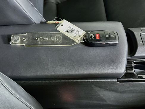 Used 2023 Toyota Prius XLE FWD image 33