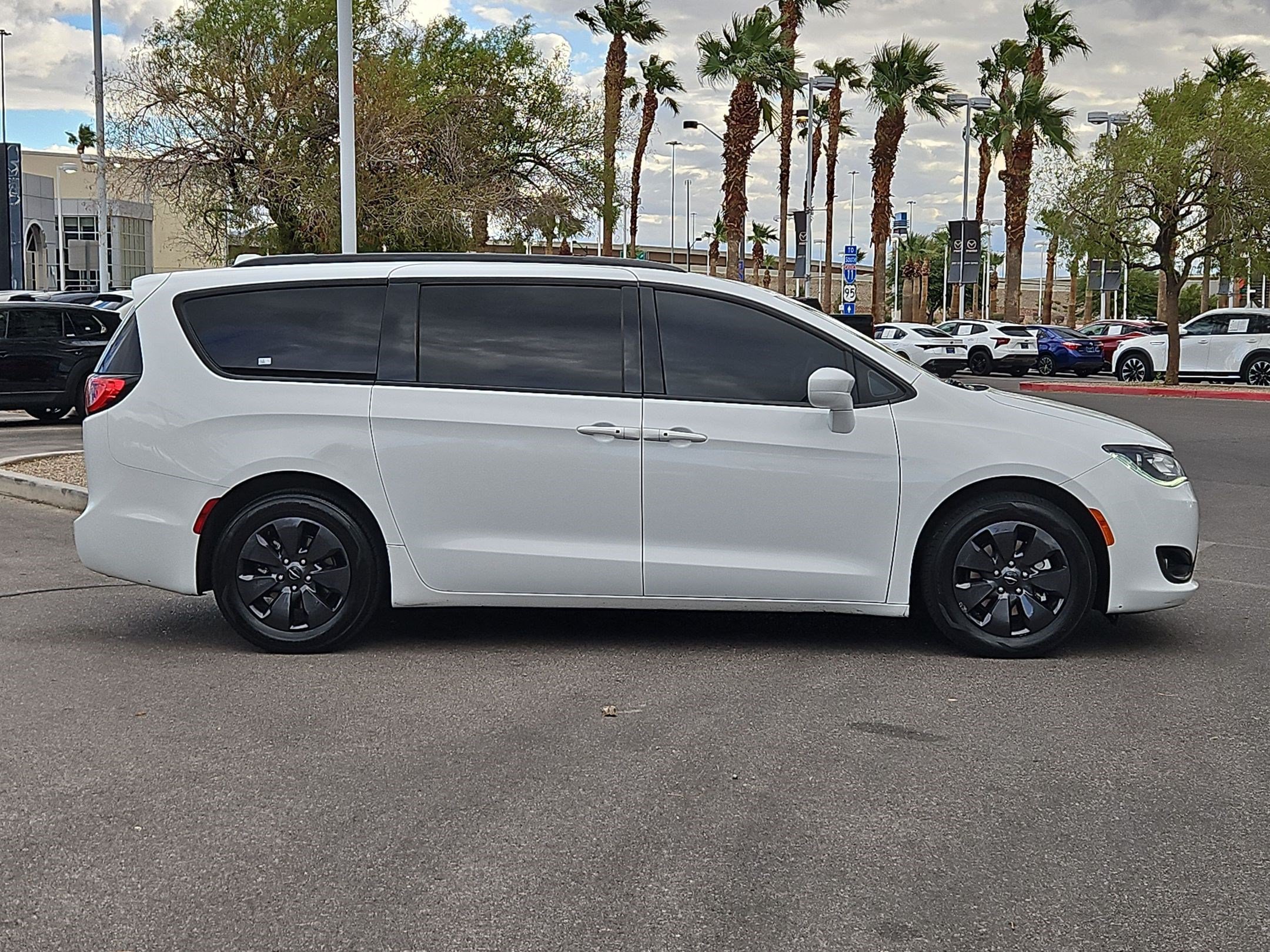 Used 2020 Chrysler Pacifica Touring-L FWD image 6
