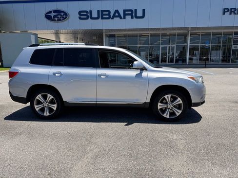 Used 2011 Toyota Highlander Limited w/ Tow Pkg FWD image 2