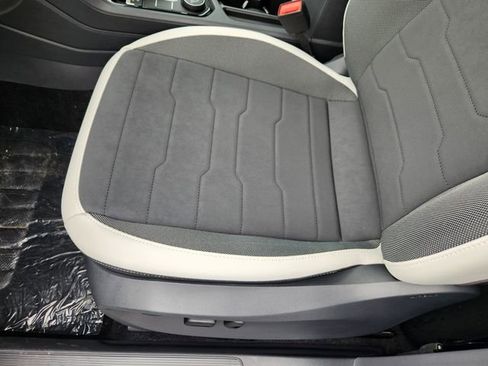 New 2025 Volkswagen Taos SE image 24