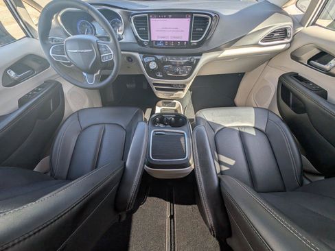 Used 2024 Chrysler Pacifica Touring-L FWD image 31