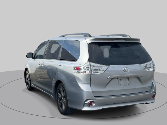 Used 2017 Toyota Sienna SE Premium FWD image 5