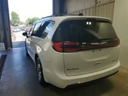 Used 2023 Chrysler Pacifica Limited FWD image 2