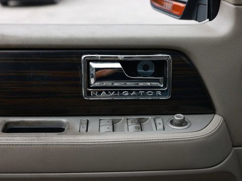 Used 2007 Lincoln Navigator Luxury Sport Utility 4D image 45