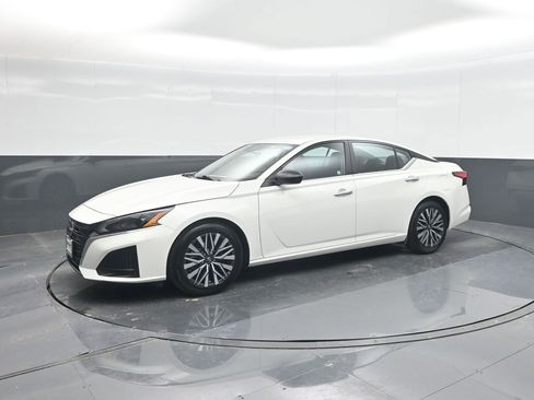 Used 2025 Nissan Altima 2.5 SV FWD image 1