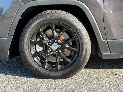 Used 2016 Jeep Cherokee Latitude FWD image 25