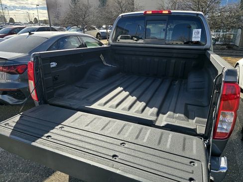 Used 2017 Nissan Frontier SV image 7