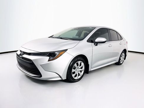 Used 2025 Toyota Corolla LE FWD image 3