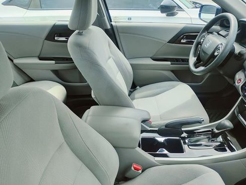 Used 2017 Honda Accord EX image 4