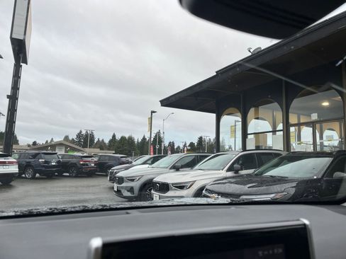 Used 2025 Toyota RAV4 XLE image 18