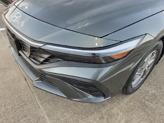 Used 2026 Hyundai Elantra SE FWD image 8