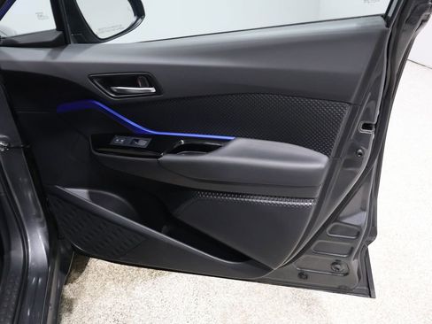 Used 2022 Toyota C-HR XLE image 22