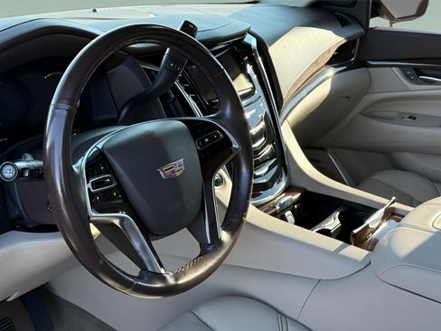 Used 2017 Cadillac Escalade Luxury AWD/4WD image 21