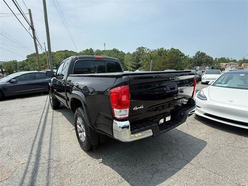 Used 2016 Toyota Tacoma SR5 w/ SR5 Appearance Package (DM) AWD/4WD image 3