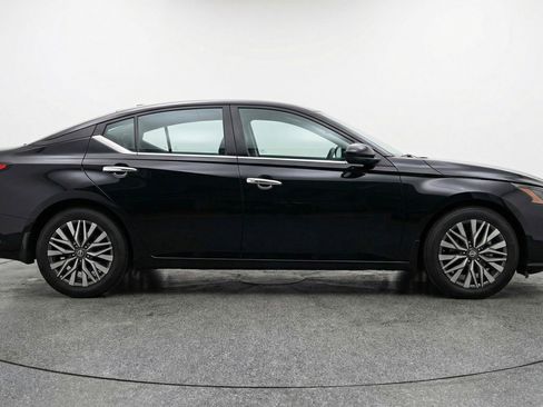 Used 2025 Nissan Altima 2.5 SV image 11
