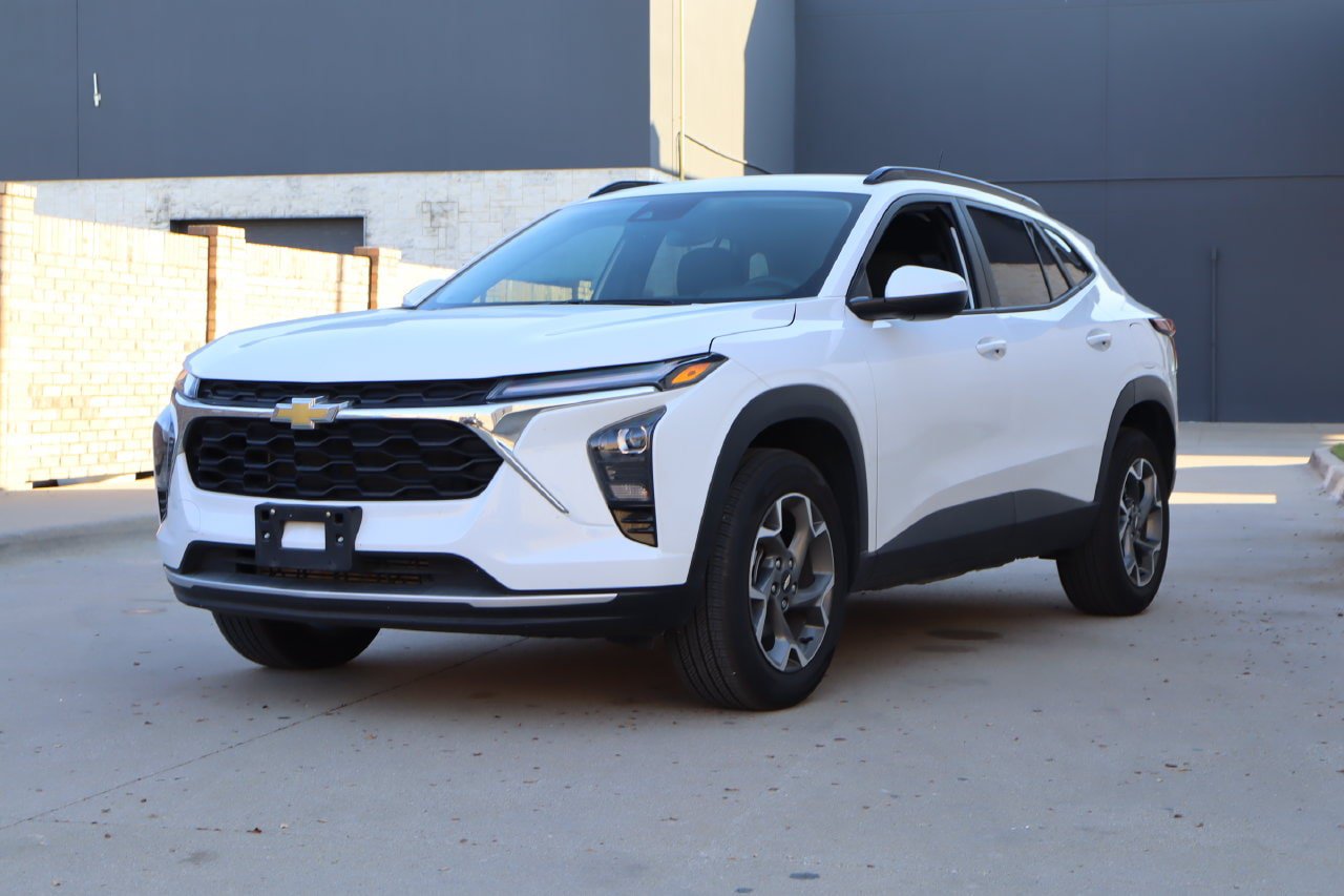 Used 2025 Chevrolet Trax LT w/ LT Convenience Package FWD image 2