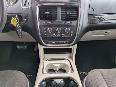 Used 2012 Dodge Grand Caravan SXT FWD image 16