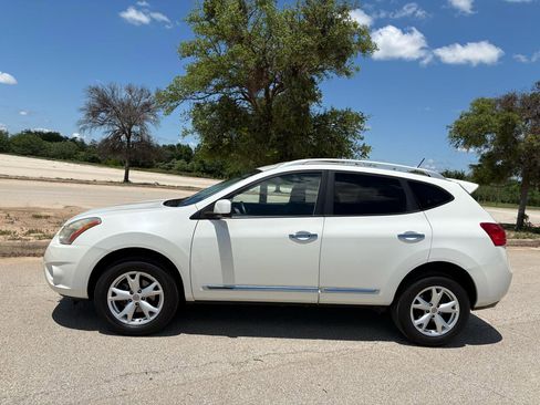 Used 2011 Nissan Rogue SV FWD image 2