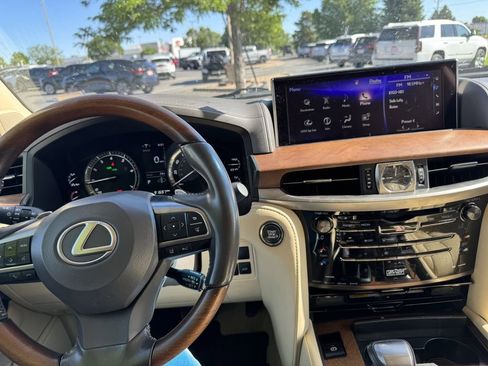 Used 2020 Lexus LX 570 4WD w/ Luxury Package image 11