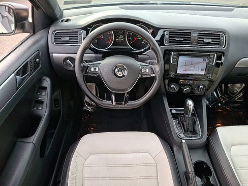 Used 2016 Volkswagen Jetta Sport image 10