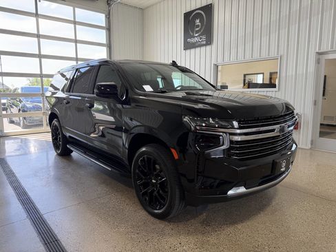 Used 2024 Chevrolet Suburban LT w/ Luxury Package AWD/4WD image 7