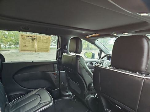 Used 2025 Chrysler Pacifica Limited FWD image 16