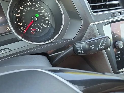 Used 2018 Volkswagen Tiguan SE w/ Panoramic Sunroof Package FWD image 23