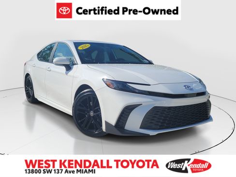 Certified 2025 Toyota Camry SE FWD image 1