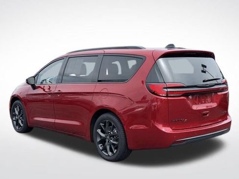 Used 2025 Chrysler Pacifica Limited FWD image 9