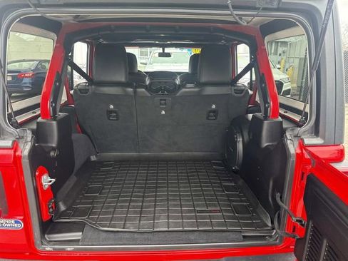 Used 2019 Jeep Wrangler Unlimited Sahara AWD/4WD image 7