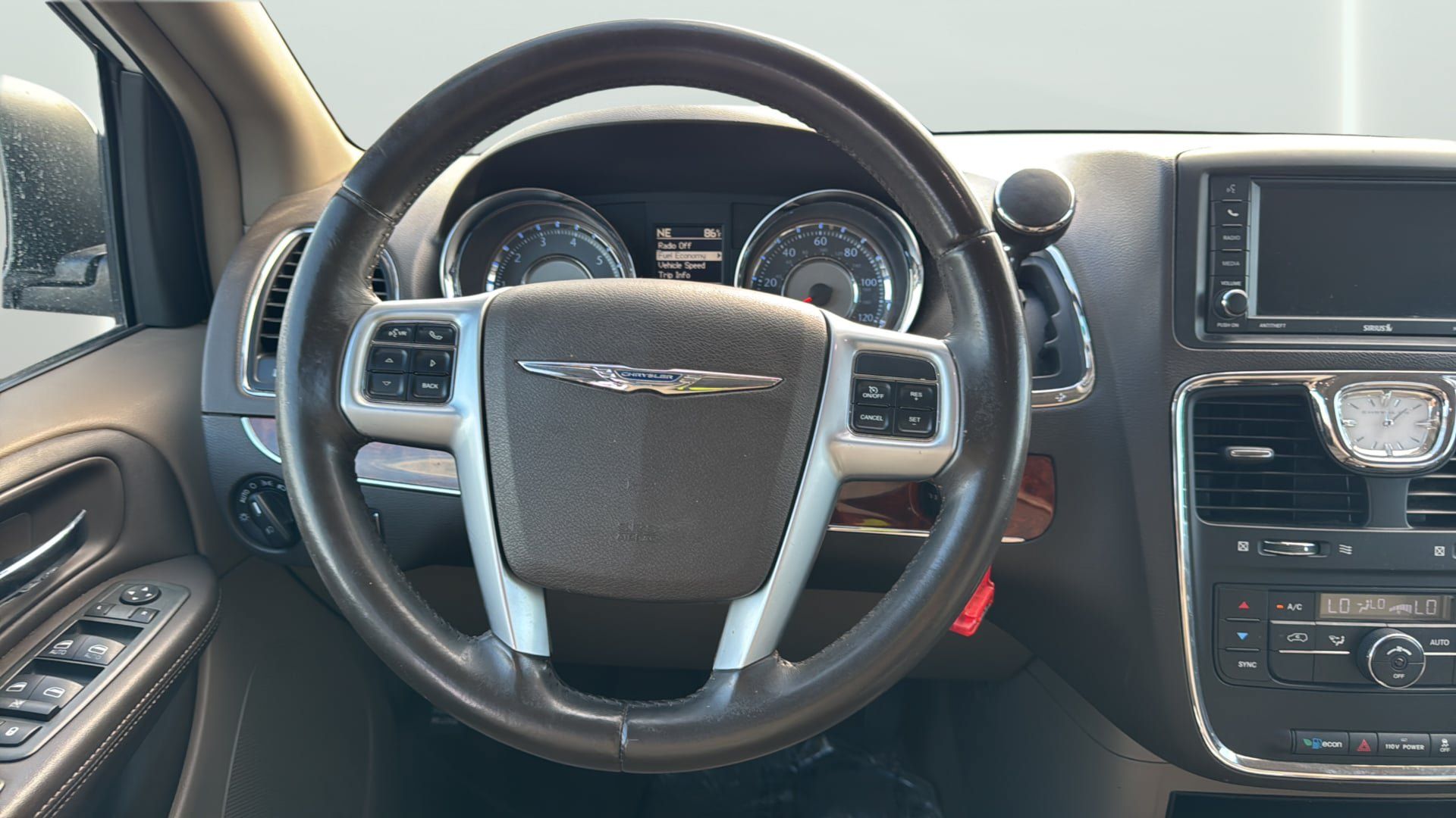 Used 2012 Chrysler Town & Country Touring w/ Entertainment Group #1 FWD image 16