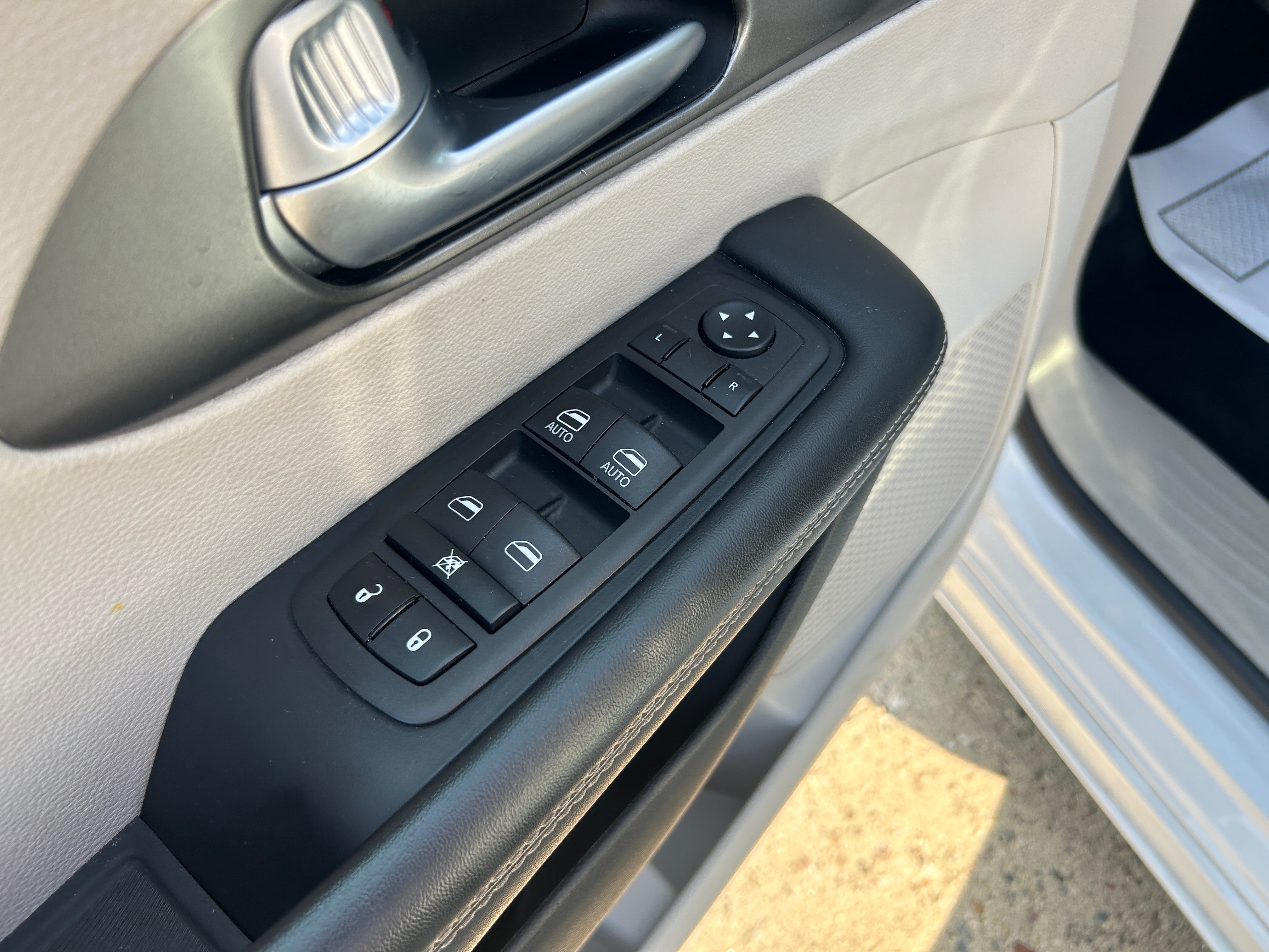 Used 2024 Chrysler Pacifica Touring-L FWD image 15