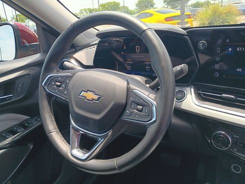 Used 2025 Chevrolet Trax LT w/ LT Convenience Package FWD image 11