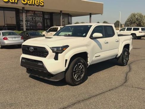 Used 2025 Toyota Tacoma TRD Sport AWD/4WD image 4