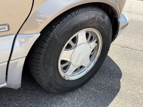 Used 2000 GMC Safari AWD w/ SLT Marketing Option Pkg 3 image 12