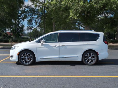 Used 2018 Chrysler Pacifica Limited FWD image 2