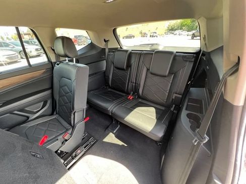 Used 2024 Volkswagen Atlas SE AWD/4WD image 18