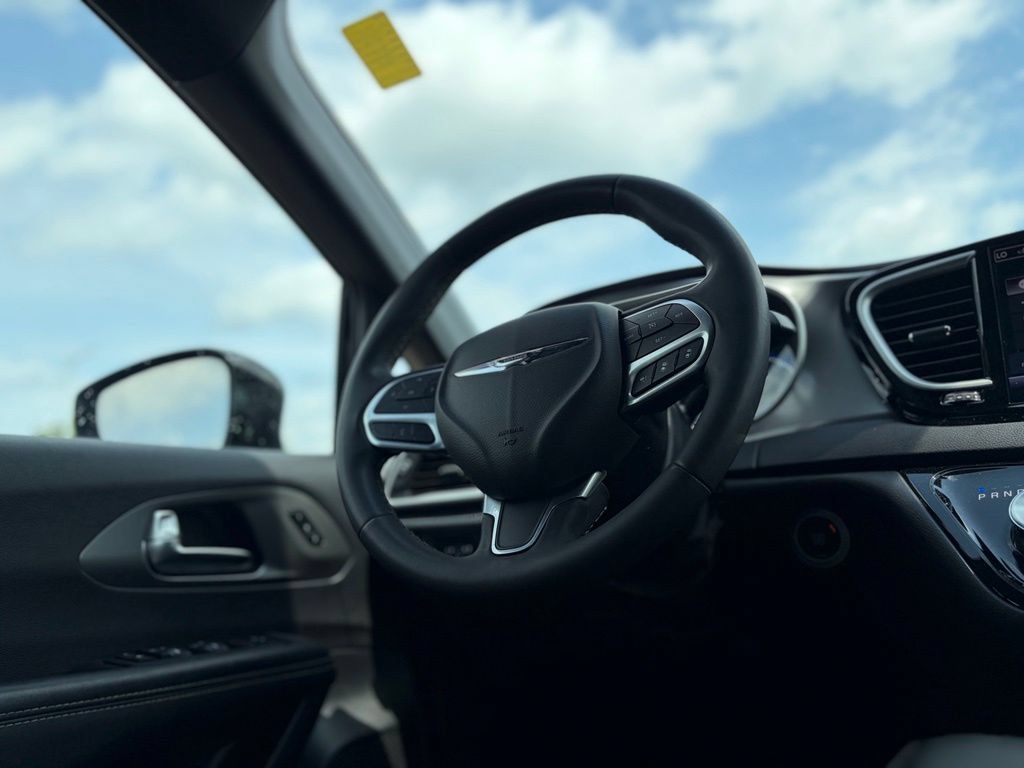 Certified 2025 Chrysler Pacifica Select FWD image 36
