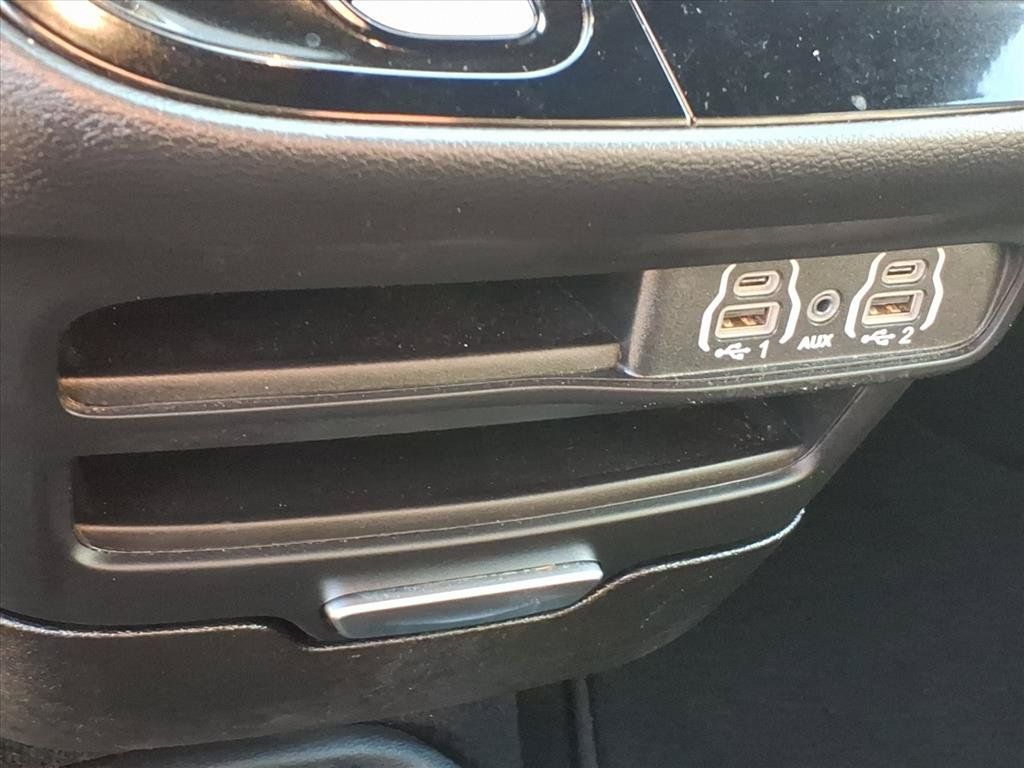 Used 2025 Chrysler Pacifica Select FWD image 32
