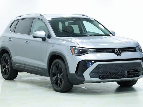 New 2025 Volkswagen Taos SE image 3