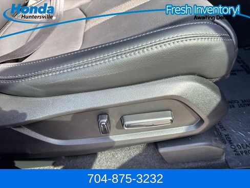 Used 2025 Honda Pilot EX-L image 19