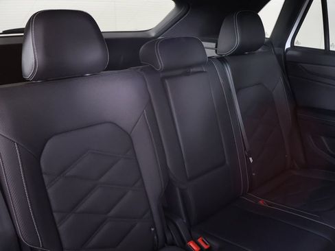 Used 2025 Volkswagen Atlas Cross Sport SE FWD image 30