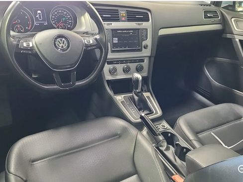 Used 2017 Volkswagen Golf SE FWD image 3