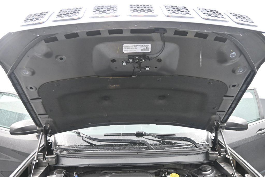 Used 2019 Jeep Cherokee Latitude Plus w/ Comfort/Convenience Group AWD/4WD image 39