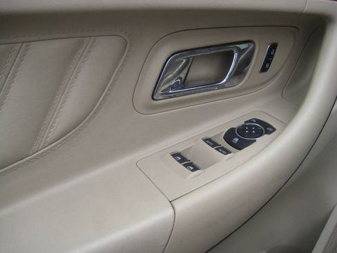 Used 2013 Ford Taurus Limited FWD image 6