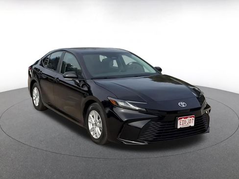 Used 2025 Toyota Camry LE image 3