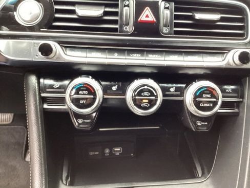 Used 2021 Genesis G70 2.0T image 24