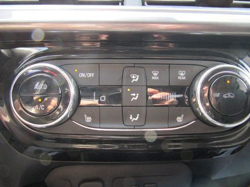 Used 2024 Chevrolet Trax ACTIV w/ Sunroof Package FWD image 17